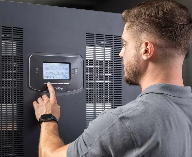 Techniker an Anlage hoch.jpg