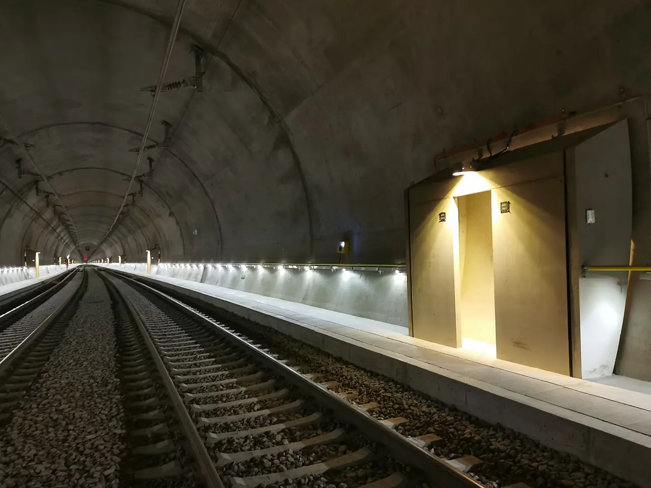 Système de main courante E90 pour éclairage de voie d’évacuation