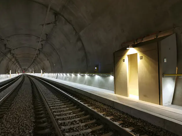 Système de main courante E90 pour éclairage de voie d’évacuation